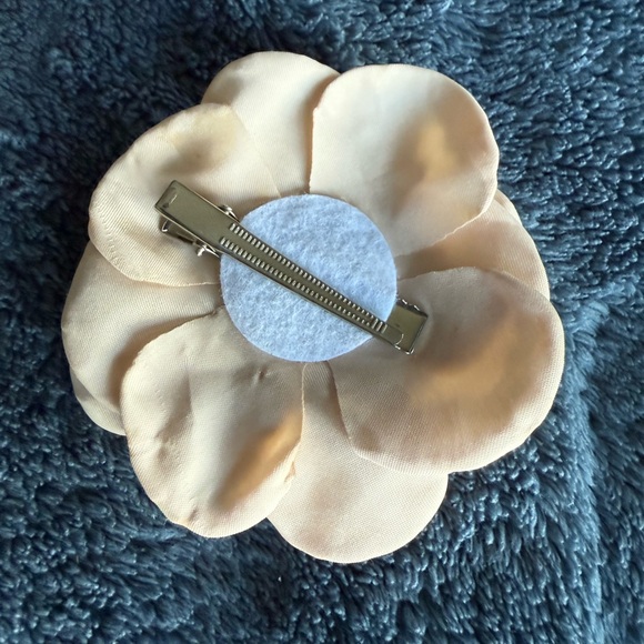 Bundle of matching hair a flower clip and Leg warmers for toddlers from etsy - Picture 3 of 5